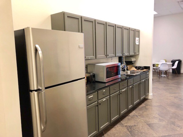 More Photos Of 304 Heritage Dr, Oxford General Retail For Lease