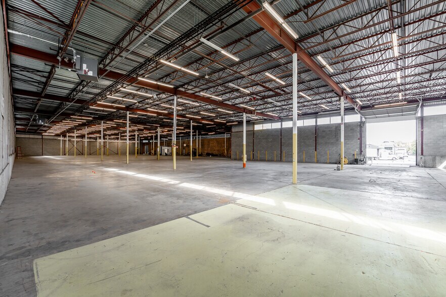 More Photos Of 3195 Ch Bedford, Montréal Manufacturing For Lease
