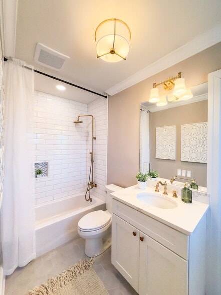 More Photos Of 621 E College St, Pulaski Hotel For Sale