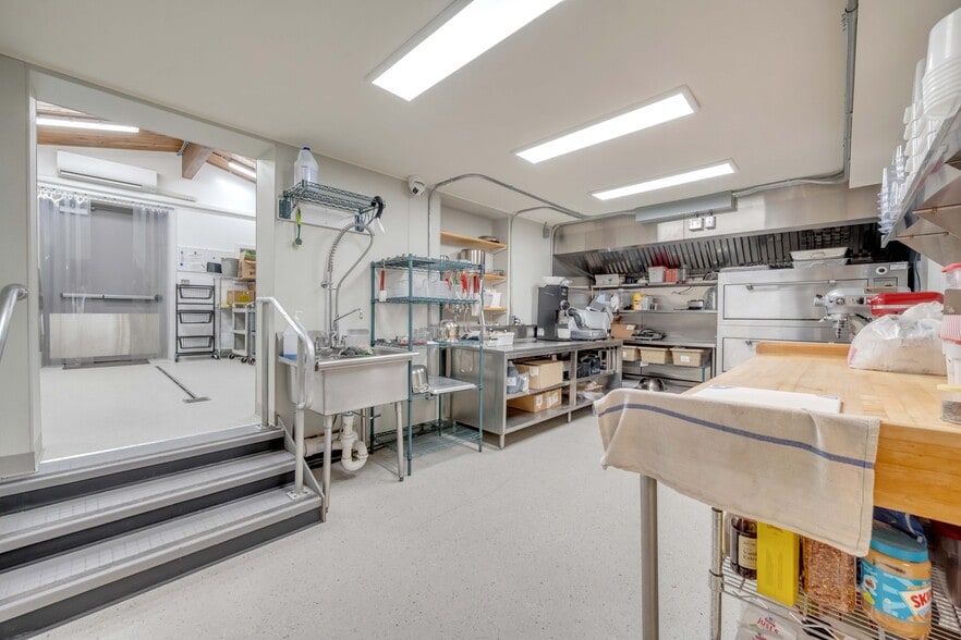 More Photos Of 67 Park Ave, Wind Gap Freestanding For Lease