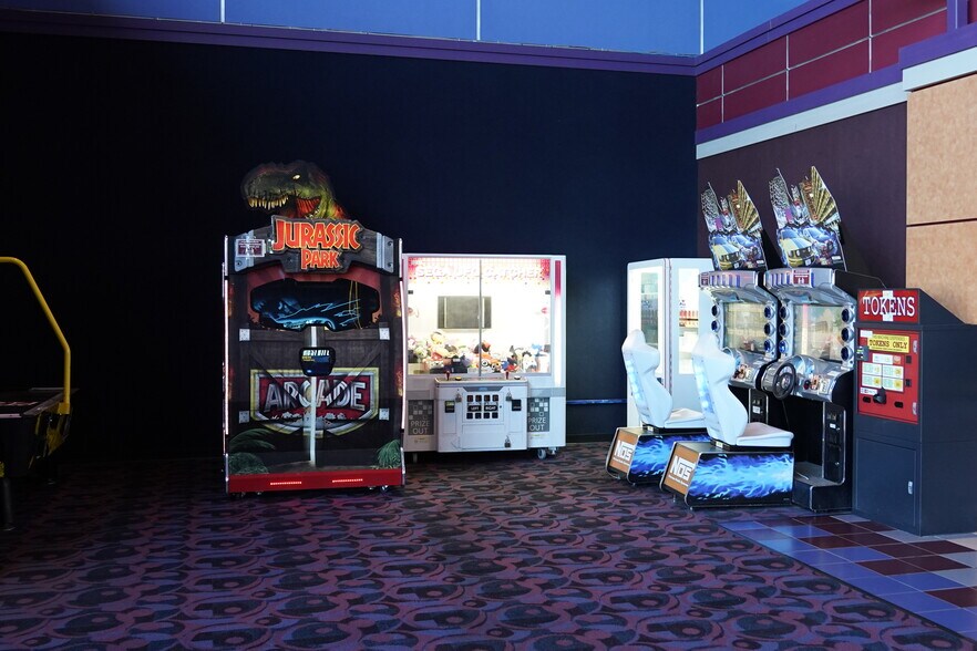 More Photos Of 2401 Jacaman Rd, Laredo Freestanding For Lease