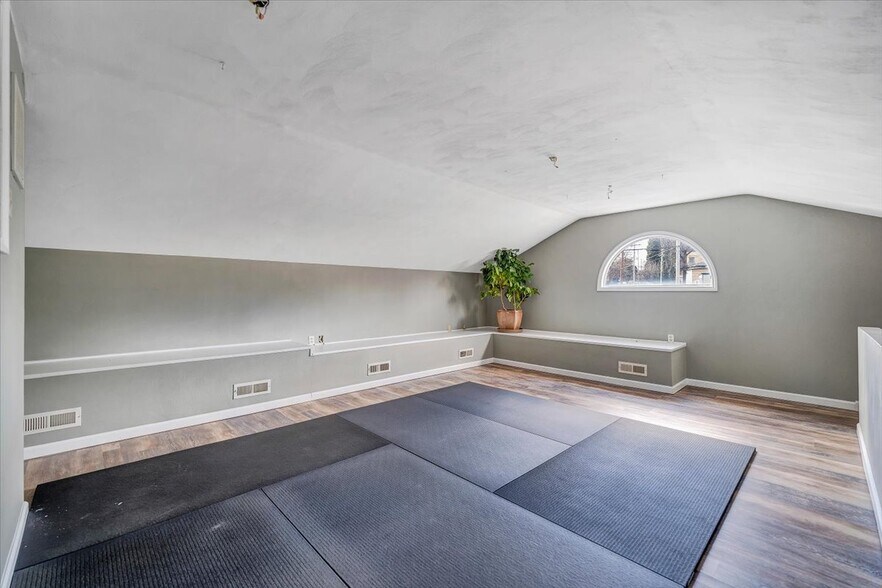 More Photos Of 1234 Maple Ave SW, Roanoke Office For Sale