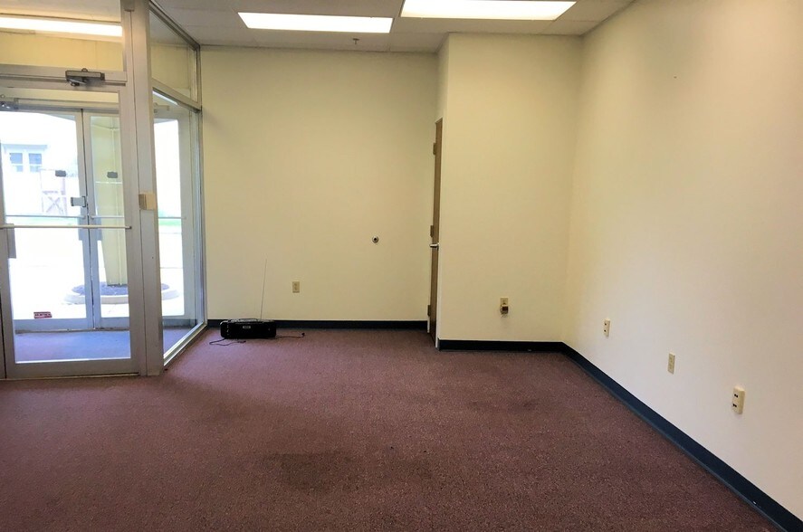More Photos Of 453 Lincoln St, Carlisle Flex For Lease