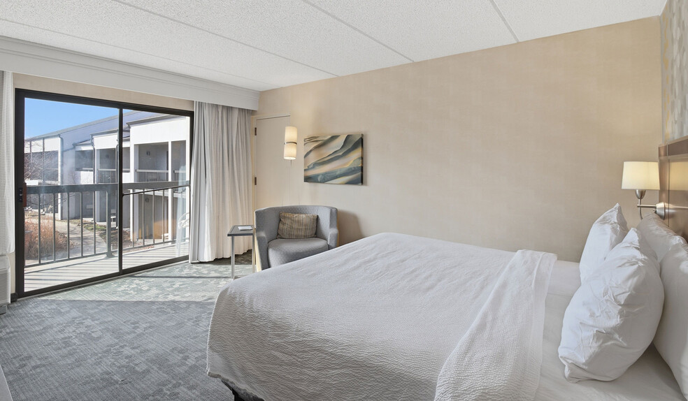 More Photos Of 7676 East State St, Rockford Hotel For Sale