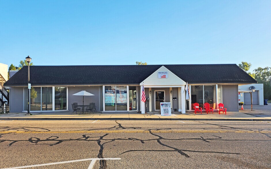 Primary Photo Of 584 W Ann Arbor Trl, Plymouth Freestanding For Lease