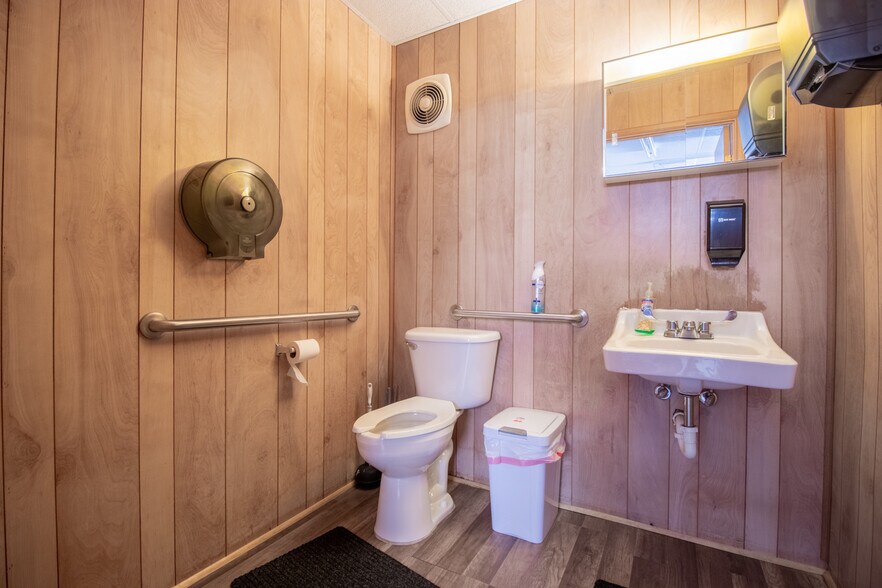 More Photos Of 539 N Frazier St, Conroe Auto Repair For Sale