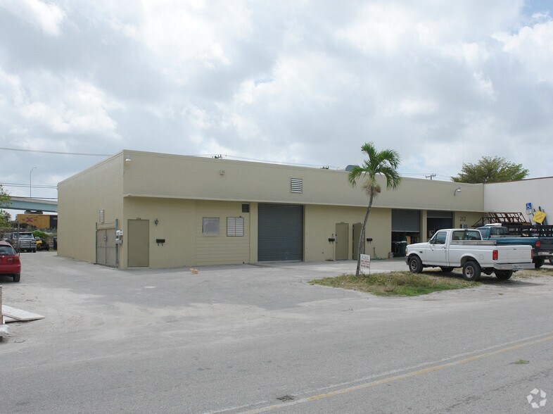 More Photos Of 208 SW 21st Ter, Fort Lauderdale Warehouse For Lease