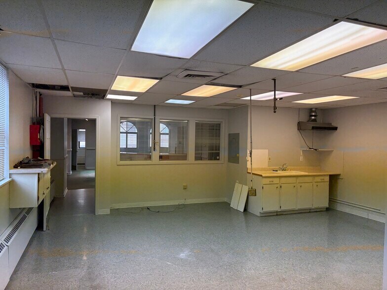 More Photos Of 323 W Superior St, Duluth Storefront Retail Office For Sale