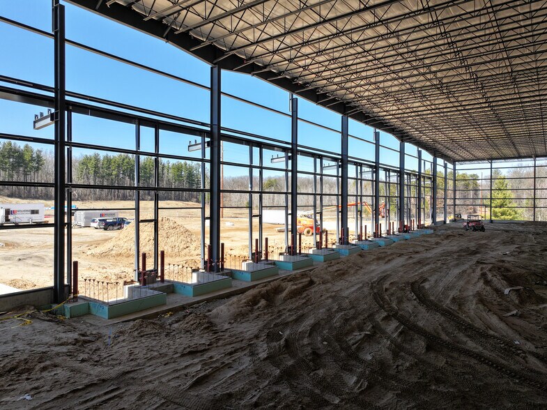 More Photos Of 5177 Corporate Woods Dr, Kalamazoo Distribution For Lease