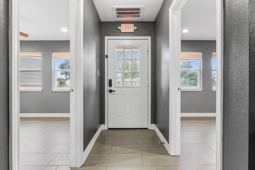 More Photos Of 902 Waco St, Dayton Office For Sale