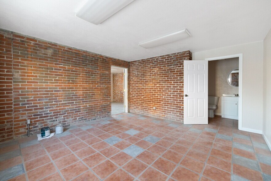 More Photos Of 1334 W Goshen Ave, Visalia Warehouse For Sale