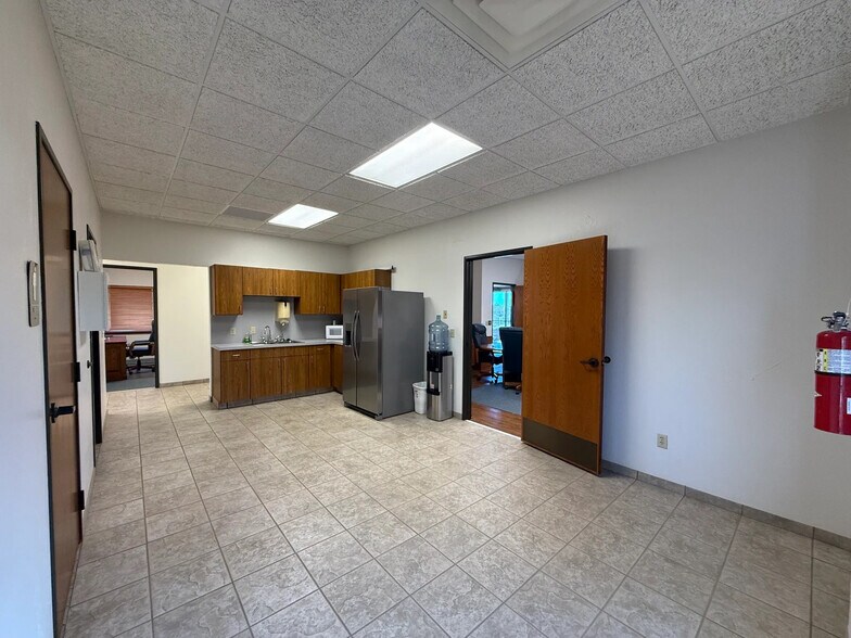 More Photos Of 2135 Cooper Dr, Ardmore Office For Lease