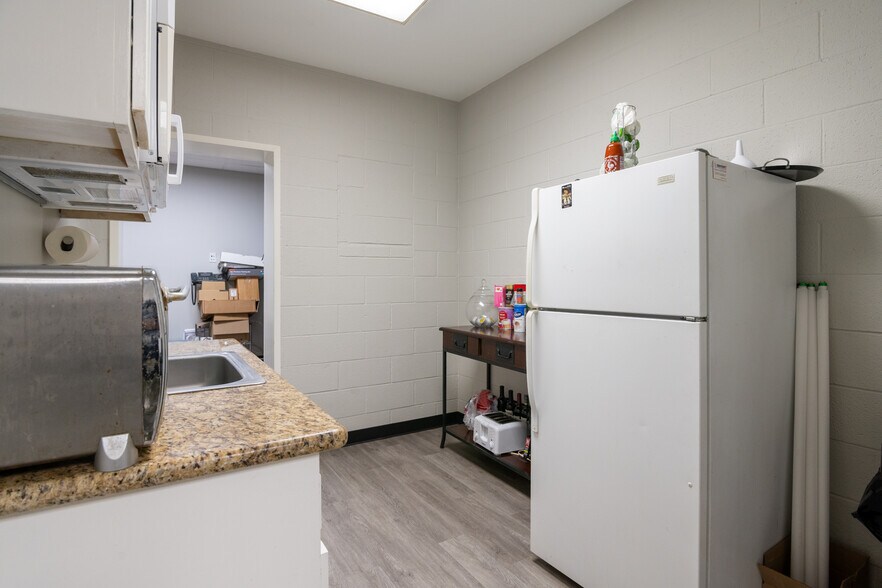 More Photos Of 2118 F St, Bakersfield Office For Lease