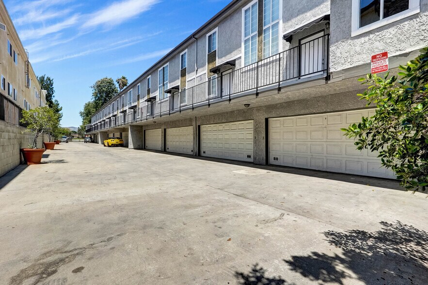 More Photos Of 18547 Saticoy St, Reseda Apartments For Sale