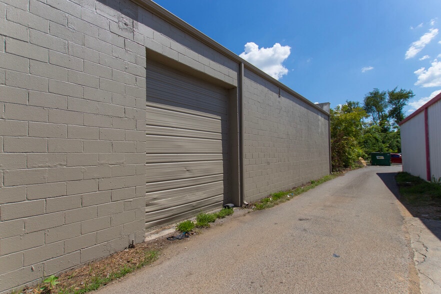 More Photos Of 2733 University Dr NW, Huntsville Freestanding For Sale