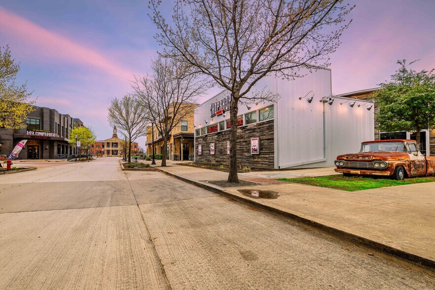 More Photos Of 309 S Oak St, Roanoke Restaurant For Lease