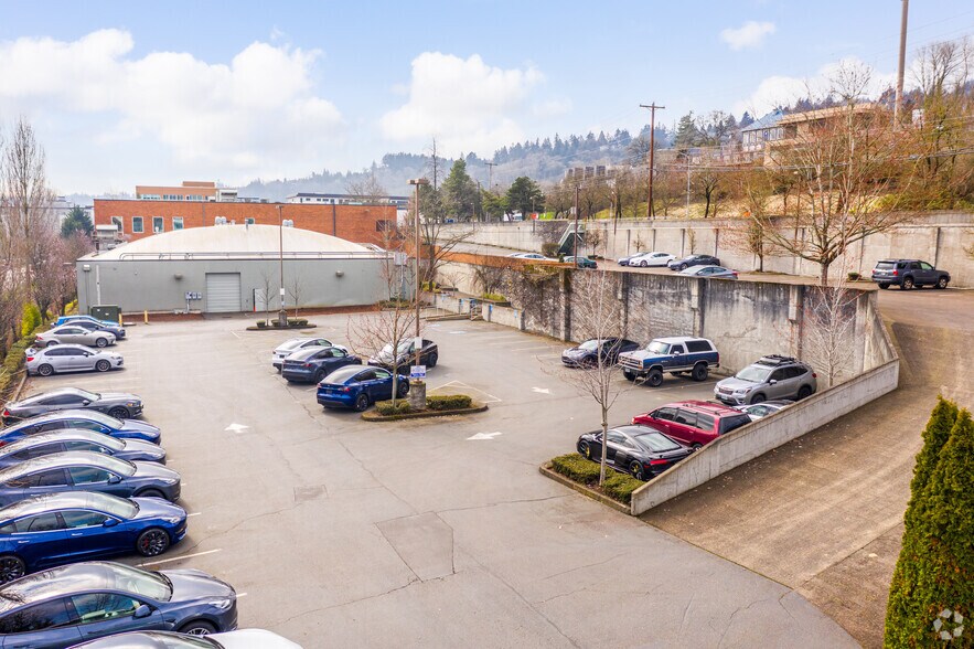 More Photos Of 4550 S Macadam Ave, Portland Office For Sale
