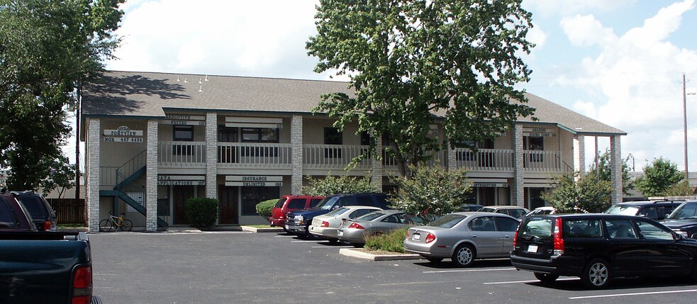 More Photos Of 1825 Fort View Rd, Austin Office For Lease