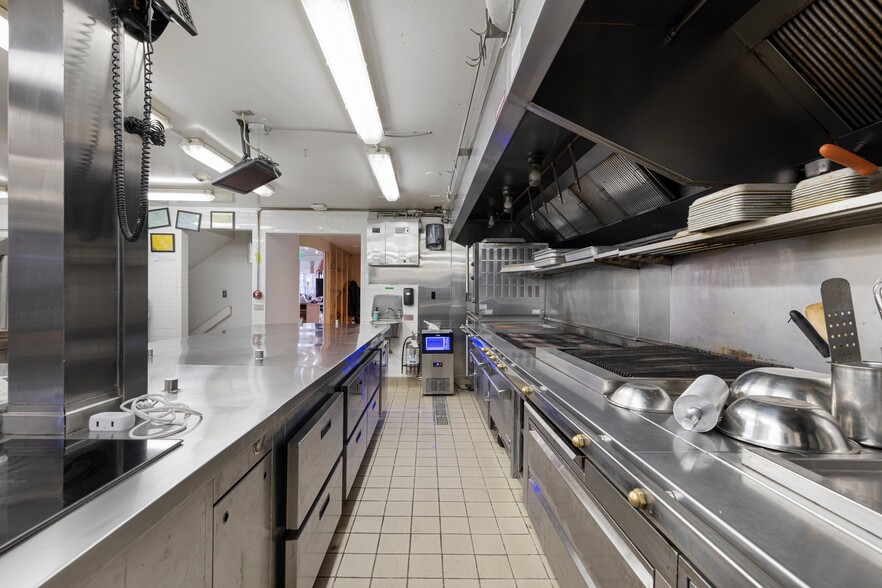 More Photos Of 14 Narragansett Ave, Jamestown Restaurant For Lease