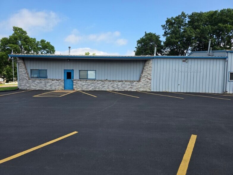 More Photos Of 1115 Commercial Ave, Reedsburg Service For Lease