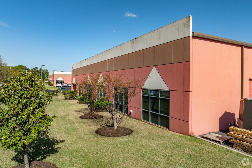 More Photos Of 6949 Appling Farms Pky, Memphis Warehouse For Lease