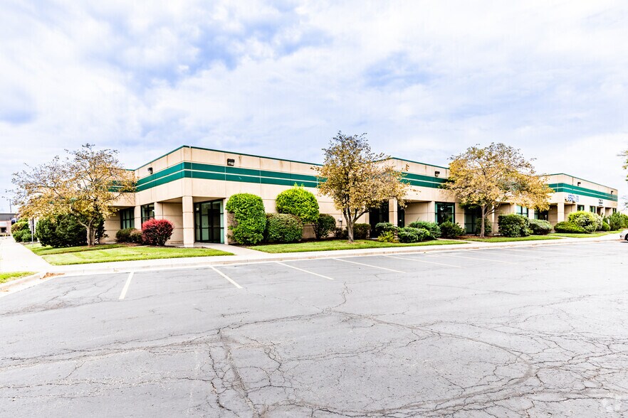 More Photos Of 200-226 NW Platte Valley Dr, Riverside Flex For Lease