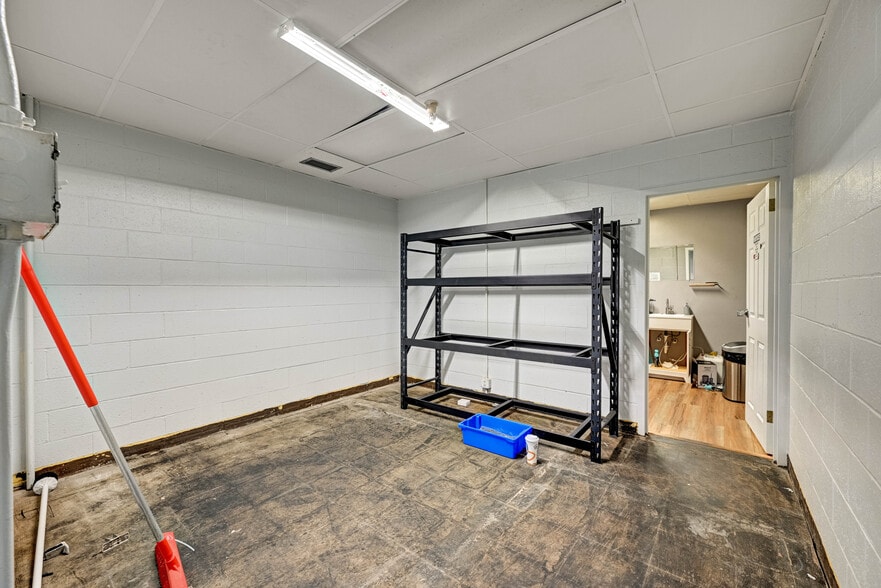 More Photos Of 100 Chamber Plz, Charleroi Supermarket For Lease