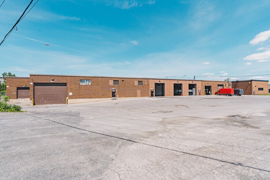 More Photos Of 605-607 Rue Deslauriers, Saint-Laurent Warehouse For Sale