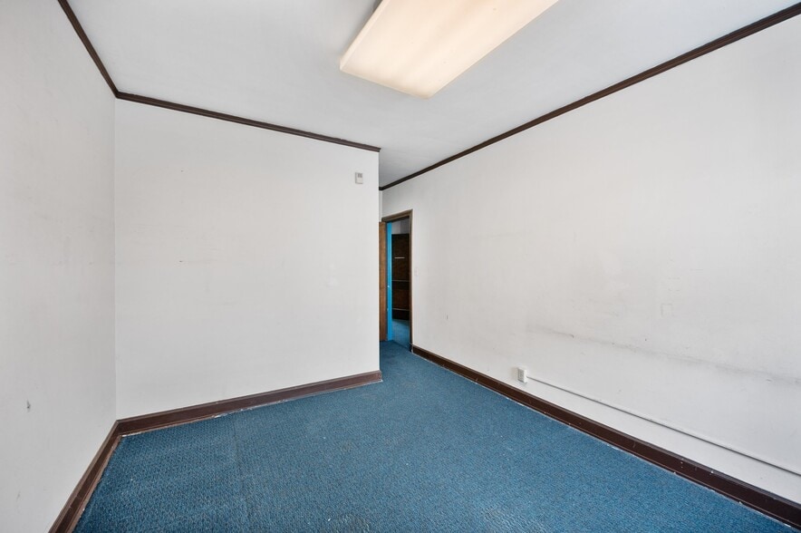 More Photos Of 16903 Fischer Rd, Cleveland Office For Sale