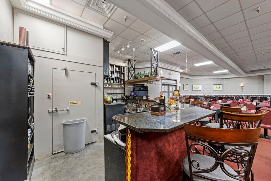More Photos Of 4725 Vincennes Blvd, Cape Coral Restaurant For Sale