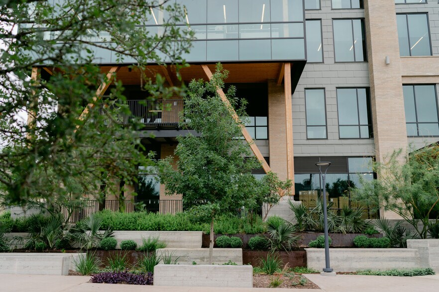 More Photos Of 711 Broadway St, San Antonio Office For Sale