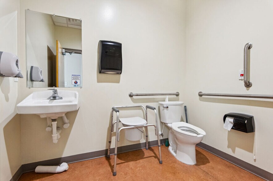 More Photos Of 4275 Western Blvd, Jacksonville Storefront Retail Office For Sale