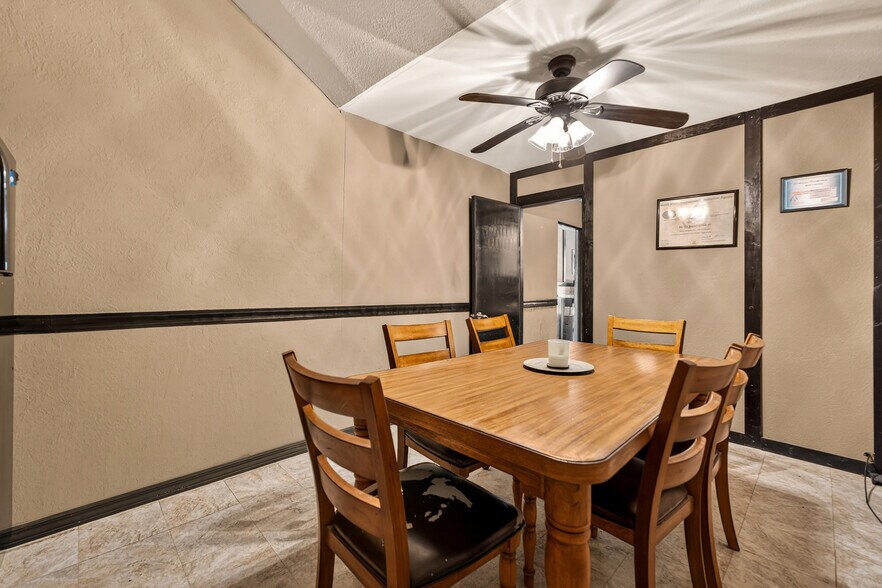 More Photos Of 1401 E Main St, Linn Flex For Sale