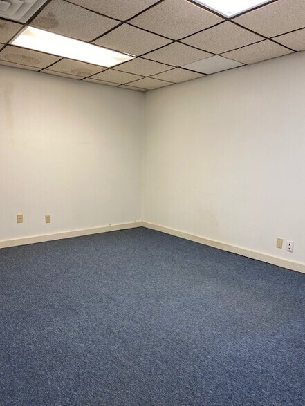 More Photos Of 3222 Bart Conner Dr, Norman Warehouse For Lease