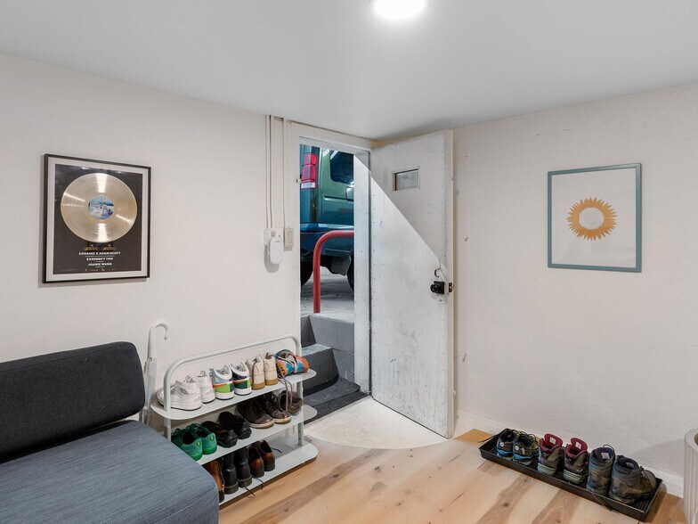 More Photos Of 1305 SE Belmont St, Portland Office For Sale