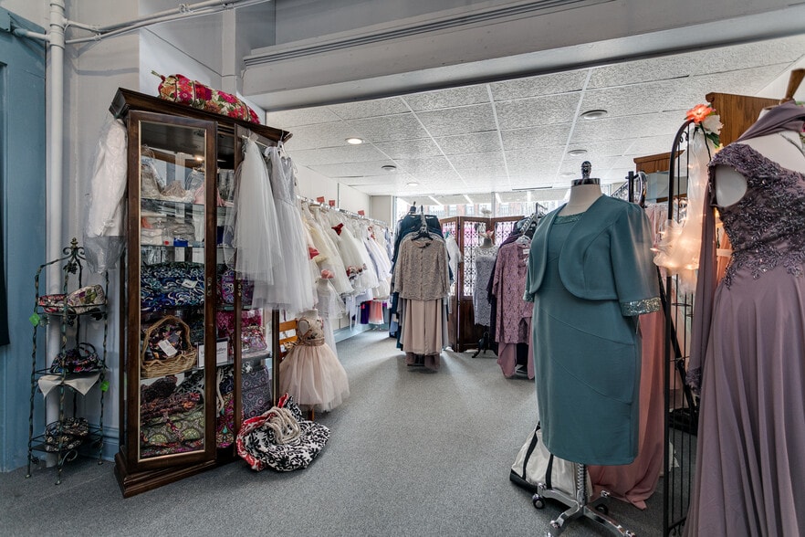 More Photos Of 172 W Wisconsin Ave, Kaukauna Storefront For Sale