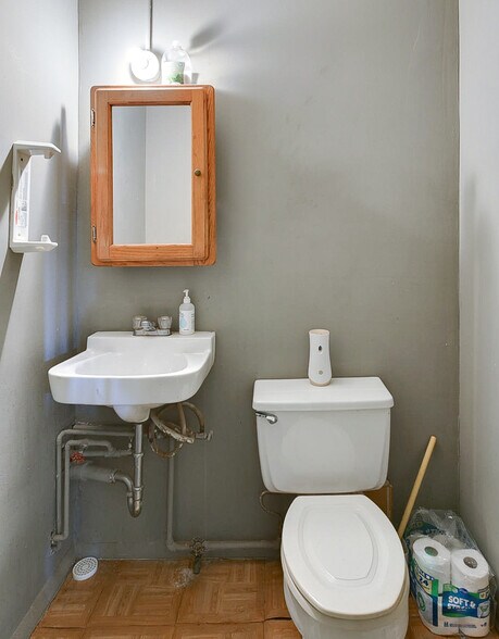 More Photos Of 8614-8616 N 30th St, Omaha Storefront For Sale