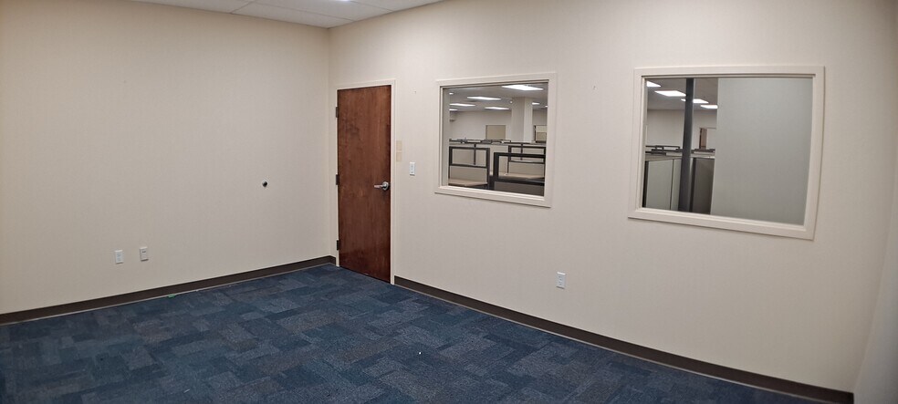 More Photos Of 5000 Park St N, Saint Petersburg Flex For Lease