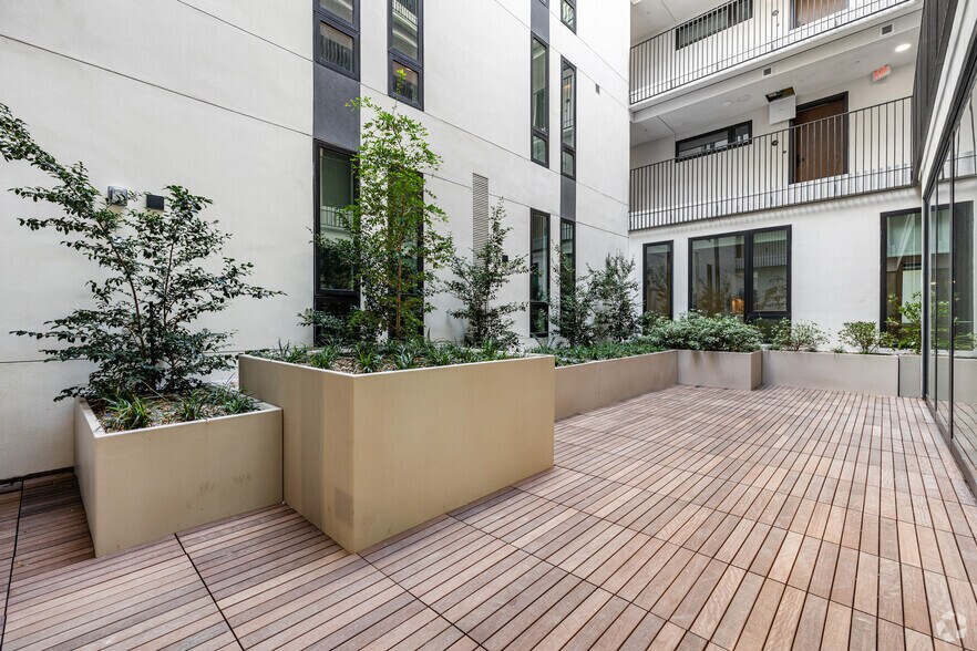 More Photos Of 11701 Santa Monica Blvd, Los Angeles Apartments For Lease