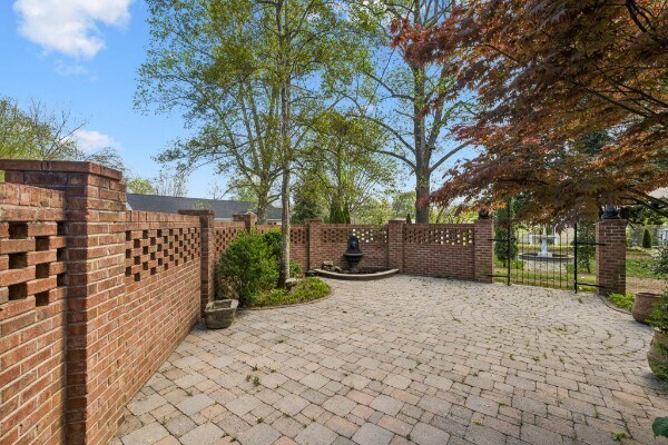 More Photos Of 728 S Spring St, Manchester Specialty For Sale