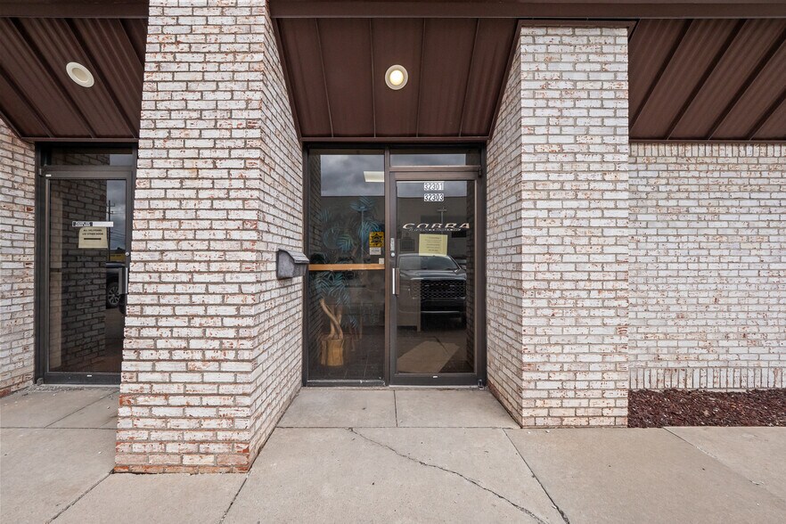 More Photos Of 32301-32303 Howard Ave, Madison Heights Warehouse For Lease