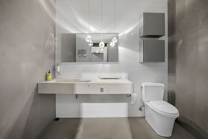 More Photos Of 255-275 NE 59th St, Miami Flex For Lease