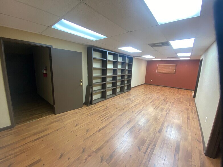 More Photos Of 1128 Westwood Dr, Rosenberg Office For Lease