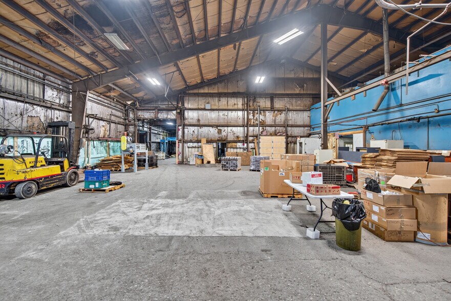 More Photos Of 211 Mill St, Springport Light Distribution For Sale