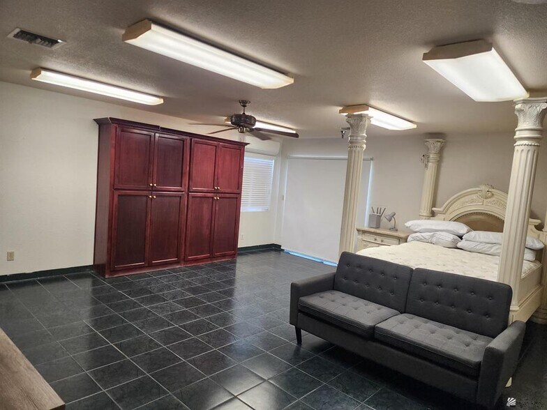 More Photos Of 877 W 8th St, Yuma Auto Dealership For Sale