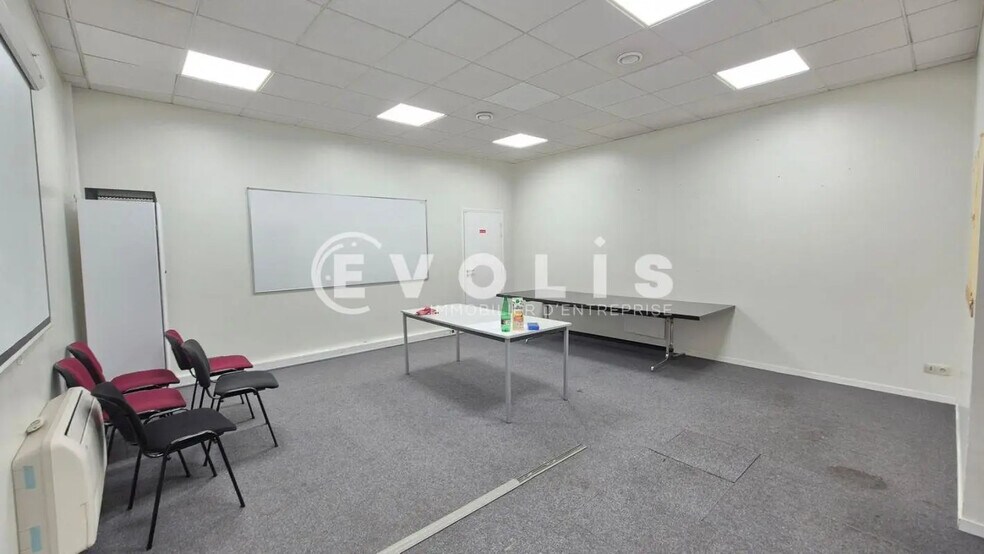 More Photos Of 11 Rue De La Mare Blanche, Noisiel Flex For Lease