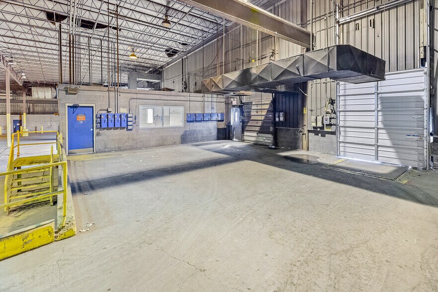 More Photos Of 1001 E Broadway St, Alliance Industrial For Lease