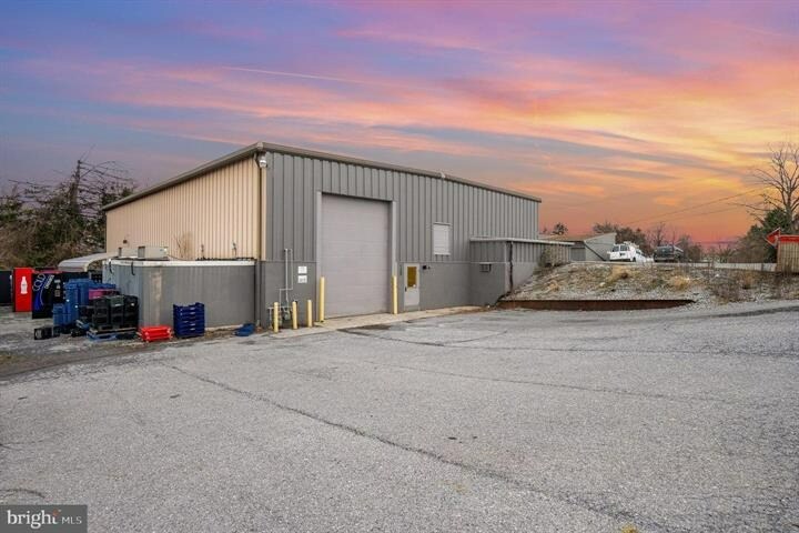 More Photos Of 122 Beech St, Carlisle Light Distribution For Lease