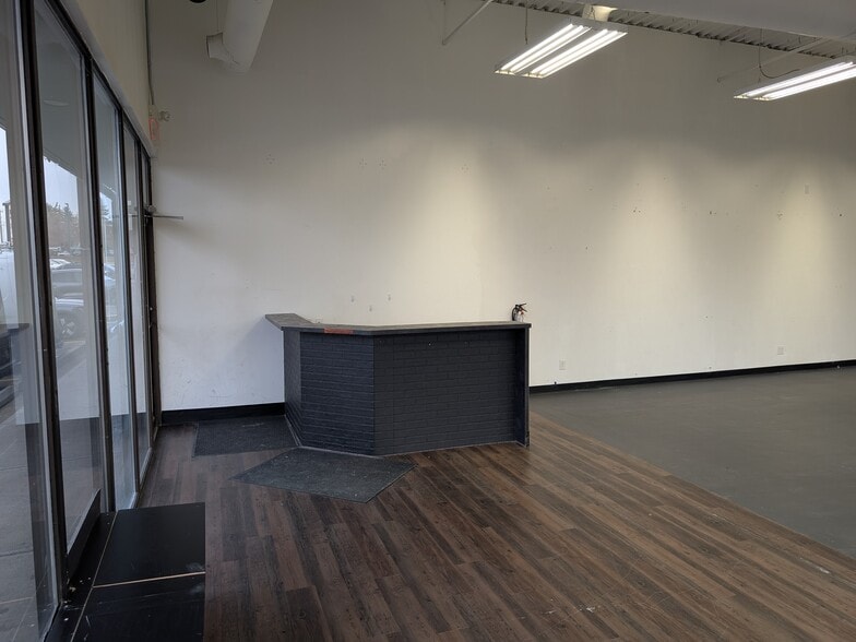 More Photos Of 21-33 Sioux Rd, Sherwood Park Storefront For Lease