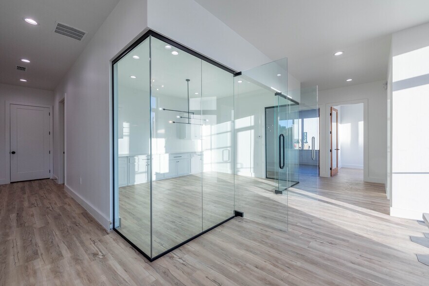 More Photos Of 8343 Upland Ave, Lubbock Office For Sale